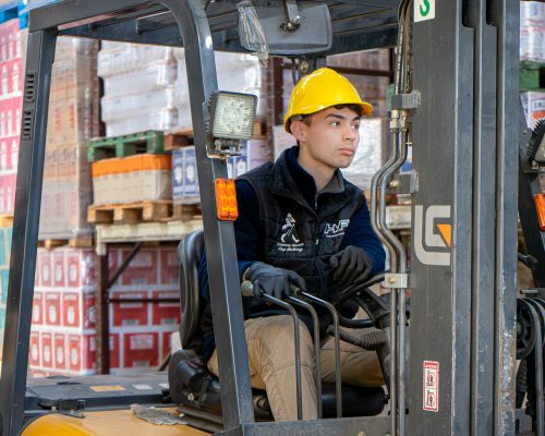 Empleado zampi de HyF Distribuidora multimarcas control de stock en almacen grande de Tandil